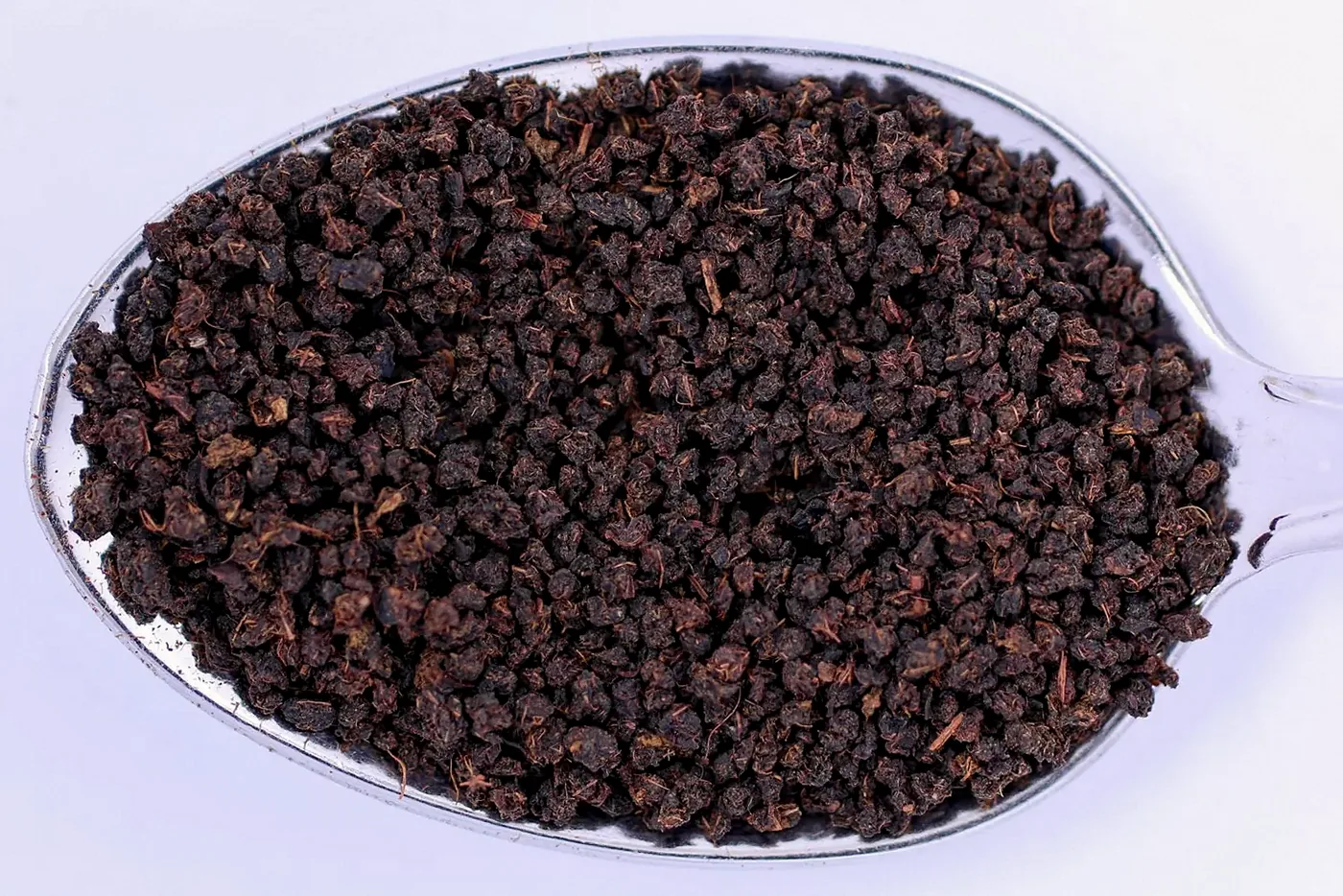 Гранульований чорний чай у ложці